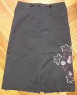 Czarna spódniczka 146 z kwiatami za kolano