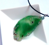 Zielony nieregularny duży agat, wisior na rzemieniu