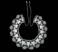 KOŁNIERZYK - szydełkowy, wewnętrzna krawędź 51cm, szerokość 8cm