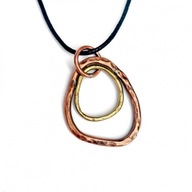 Wisiorek z miedzi i mosiądzu.