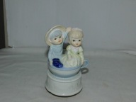 STARA PORCELANOWA FIGURKA DZIECI POZYTYWKA