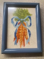 OBRAZEK -DROBNY HAFT KRZYŻYKOWY - MARCHEWKI Z KOKARDĄ PREZENT - ZA SZKŁEM