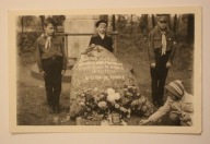 CIEKAWE ZDJĘCIE - DZIECI, ZUCHY - HARCERZE POD POMNIKIEM - MĘCZEŃSKA