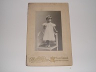 ZDJĘCIE FOTOGRAFIA DZIECKO NA KRZESEŁKU POLKA KARTONIK OPISANE