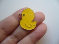 METALOWA EMALIOWANA PRZYPINKA PIN KACZKA KACZUSZKA