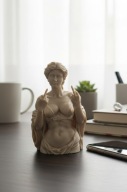 Figurka Bogini Śmieszny Palec Środkowy Dekoracja Statua Modern Art Unikat