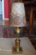 Stara mosiężna lampa stołowa.