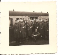 WEHRMACHT -TRZECIA RZESZA -ŻOŁNIERZE-zdjęcie -mały format -DWORZEC KOLEJOWY