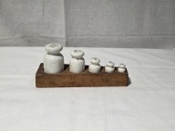 Stare odważniki porcelanowe z okresu Prl-u. Zestaw 1-20dkg w etui (4)