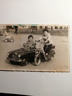 PAMIĄTKOWE LATA 50- DZIECI - W SAMOCHODZIKU- ROWERKU- STARY WÓZEK