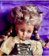 porcelanowa lalka kolekcjonerska w doskonałym wykonaniu