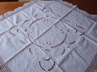 Biały obrus z bogatymi haftami i koronką - 87cm x85cm - bdb !!