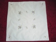 Ręcznie haftowany wiosenny obrusik.