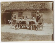 E84 Oficerowie front Wschodni CK KuK biesiada przy stole Wino i co ino