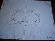 Biały obrus z ażurowym haftem.