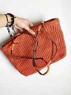 Pomarańczowa pleciona torba koszyk boho vintage z drewnianymi rączkami