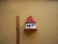 Gliniany kaganek w kształcie domku "Baby Jagi", ozdoba.