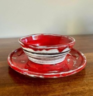 Ceramiczne miseczka i talerzyk, podarowane przez Kaję Oursin