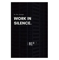 „Work in Silence” – Motywacyjny Plakat z Klimatem Nocnego Miasta