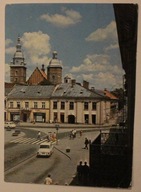 NOWY SĄCZ. Fragment Rynku. W głębi wieże kolegiaty