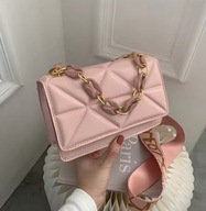 RÓŻOWA MAŁA LISTONOSZKA DAMSKA NA RAMIĘ, MODNA DAMSKA TOREBKA Z KLAPĄ