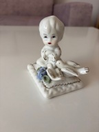 Figurka porcelanowa chłopiec i gołąbki
