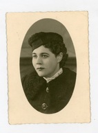 NOWY SĄCZ - PORTRET KOBIETY W ATELIE