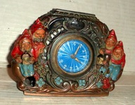 Stary zegar z krasnalami .