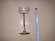 Kieliszki trawione i kanelowane szklane do wina.