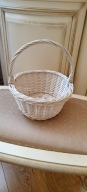 Biały koszyk wiklinowy , na święconkę, baranka