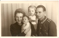 WEHRMACHT TRZECIA RZESZA -zdjęcie rodzinne -ŻOŁNIERZ -format pocztówkowy