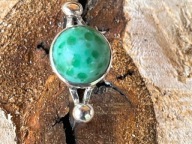 Srebrny pierścionek z jasno zielonym oczkiem