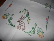 Bieżnik z kolorowym haftem, zajączki - 45 cm x 101 cm