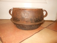 STARY SYGNOWANY GARNEK ŻELIWNY