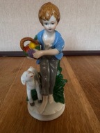 Porcelanowa figurka chłopiec z koszem owoców i owieczką – wys. ok. 14 cm