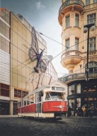 CZECHY - PRAGA - TRAMWAJ - DOM TOWAROWY MAJ - BUTTERFLY EFFECT- DAVID CERNY