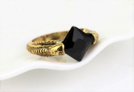 Sygnet Czarny Kamyk w Paszczach