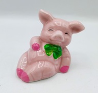 Szczęśliwa różowiutka świnka właśnie leży i wypoczywa ;)