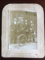 Stare zdjęcie - duże! - Mężczyźni z rowerem. Gabinetowe. Carska Rosja.