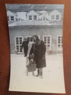 PRL kobieta i pies pensjonat Morskie Oko 1965 (1024c)