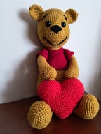 Miś walentynka Kubuś Puchatek z sercem amigurumi