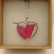 Srebrny naszyjnik prawdziwymi kwiatami w żywicy ręcznie robiony dzień kobie