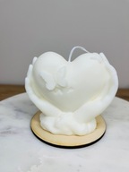 Świeczka sojowa na Dzień Babci, bezzapachowa wolnostojąca serce w dłoniach.