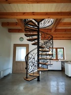 Schody kręcone na słupie- balustrady kute