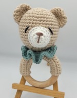 Prezent Grzechotka Miś na szydełku gryzak z drewna Handmade