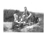 Pocztówka - Św. Mikołaj na plaży, One i pies ...