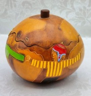 Ciekawa szkatuła z orzecha - ZIEMIA - wokół dzieci trzymające się za ręce