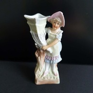 Dekoracyjny wazonik figuralny z puttem – róg obfitości, biskwit