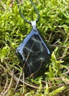 Czarny wisiorek z żywicy z dmuchawcami MoniGArt