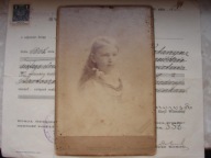 Warszawa - stare zdjęcie kartonikowe - dziewczynka, fryzura, korale